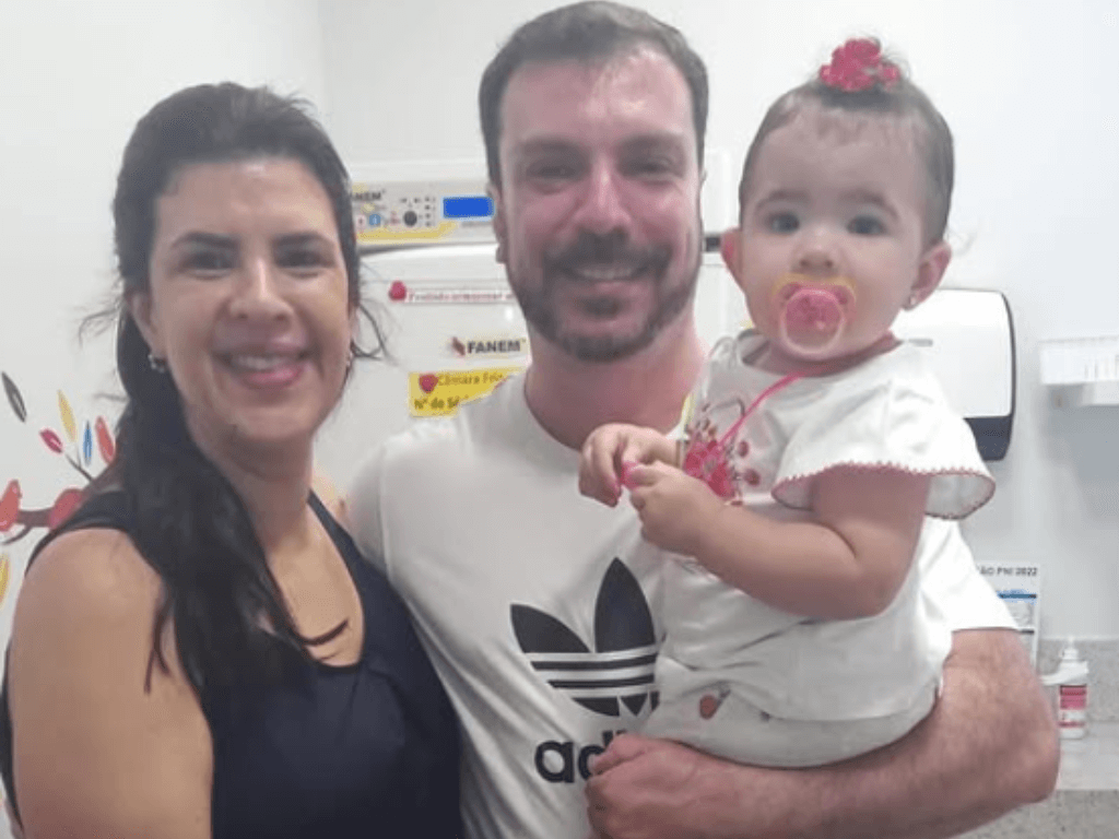 Atendimento humanizado durante vacinação de bebê na Climep Vacinas.